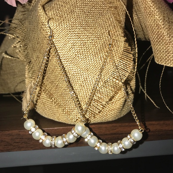 Wow! These are faux pearl and gold earrings - Picture 6 of 6